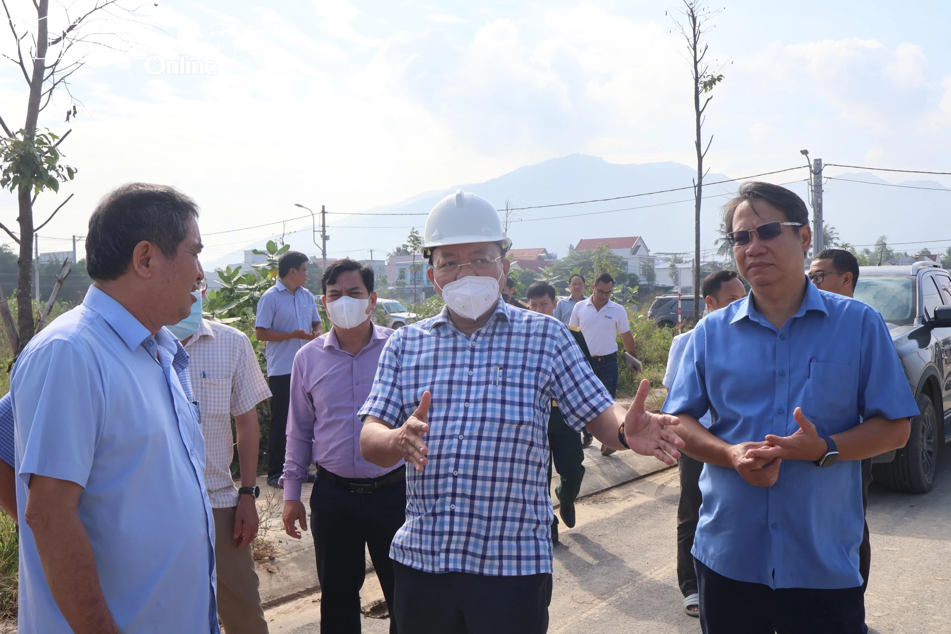 Genosse Le Huyen inspizierte das Gemeindegebiet von Dien Khanh.