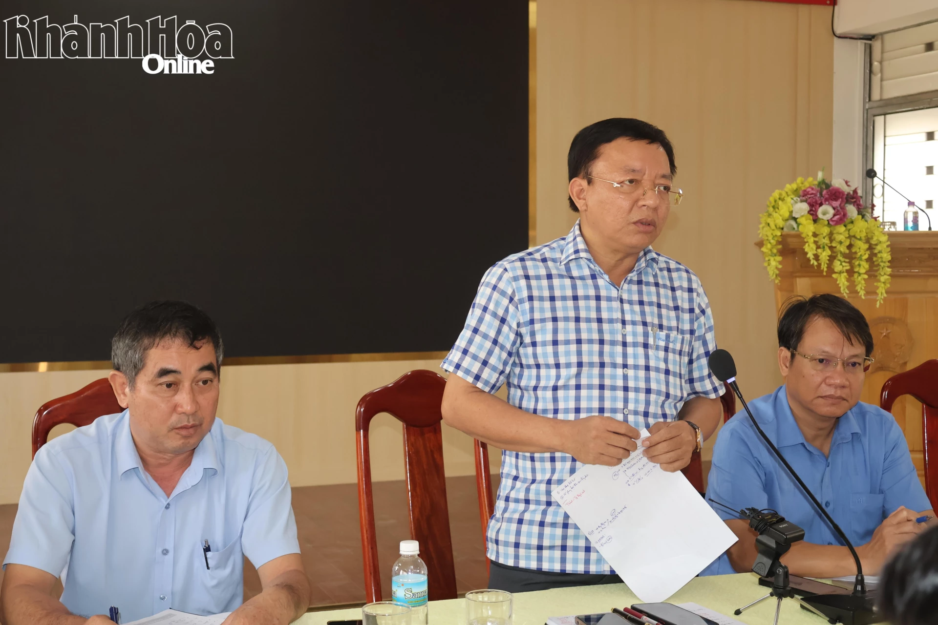 Genosse Le Huyen hielt bei der Versammlung eine Rede.