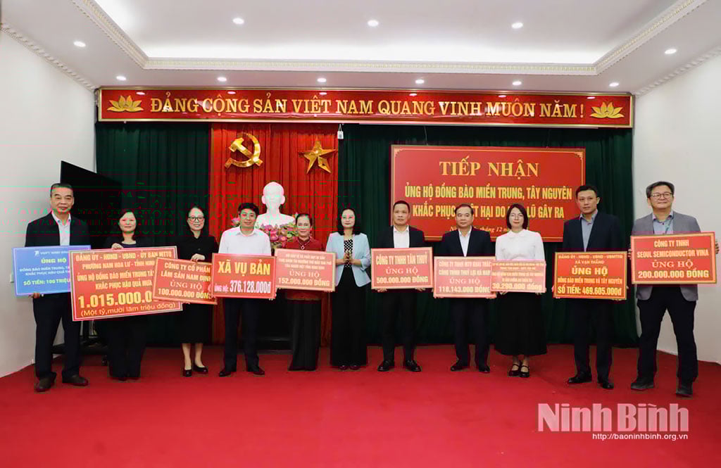 A camarada Tran Thi Ngan, vice-presidente do Comitê da Frente da Pátria do Vietnã na província de Ninh Binh, recebeu apoio das unidades.