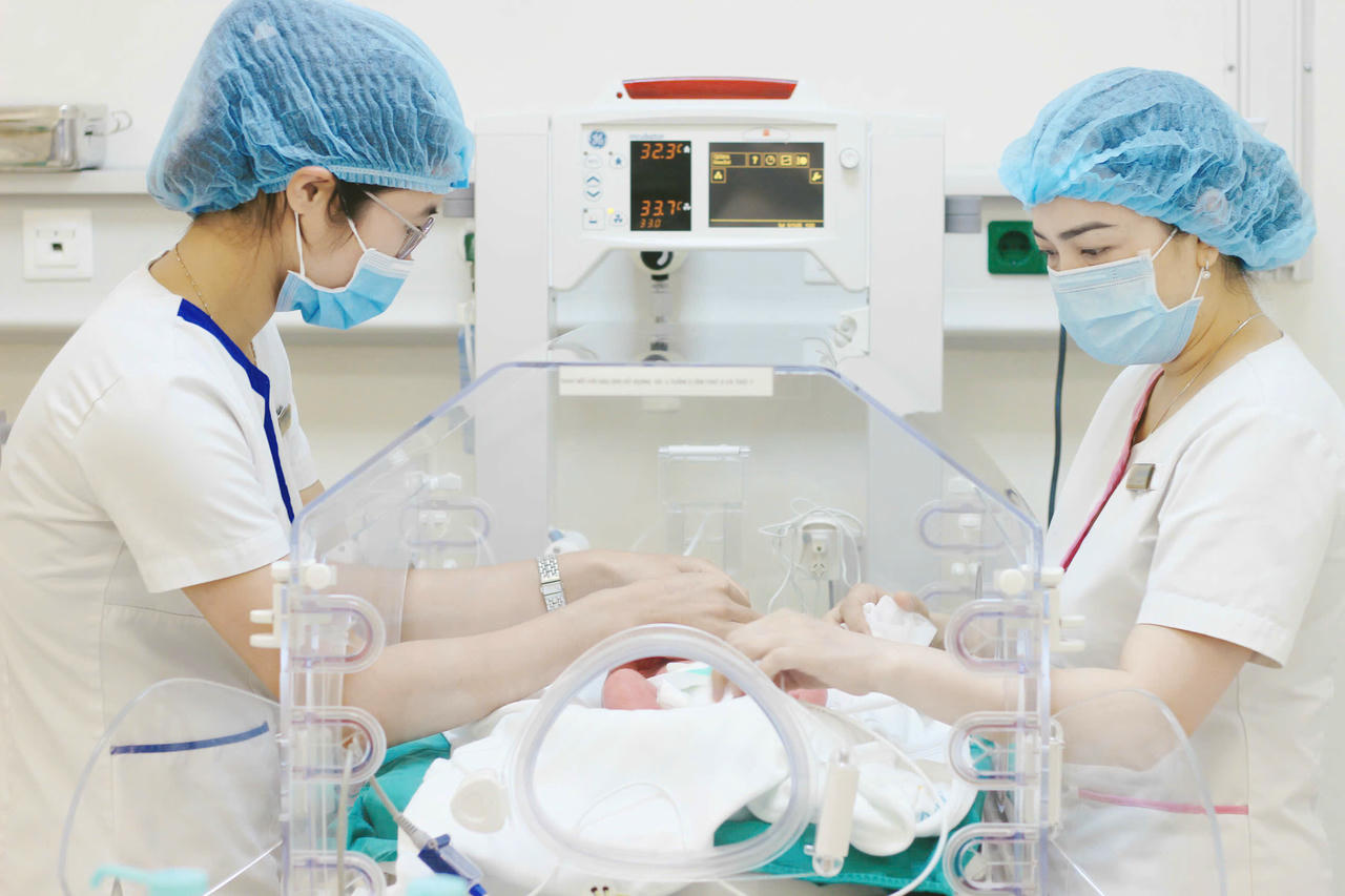 Fast 40 Tage lang wurden im Vinmec Phu Quoc versucht, einen frühgeborenen Jungen mit einem Gewicht von nur etwas über 1 kg wiederzubeleben.