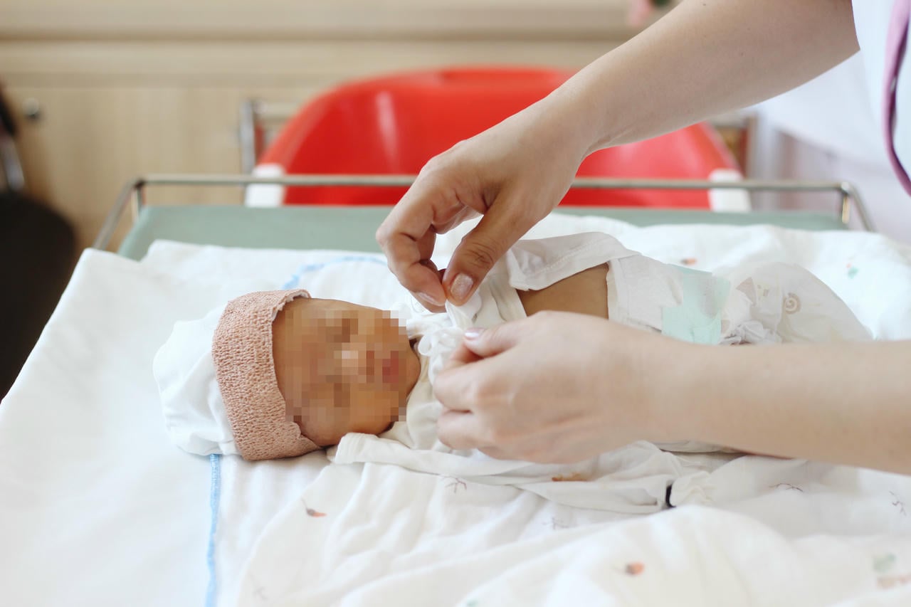 Fast 40 Tage lang wurden im Vinmec Phu Quoc versucht, einen frühgeborenen Jungen mit einem Gewicht von nur etwas über 1 kg wiederzubeleben.