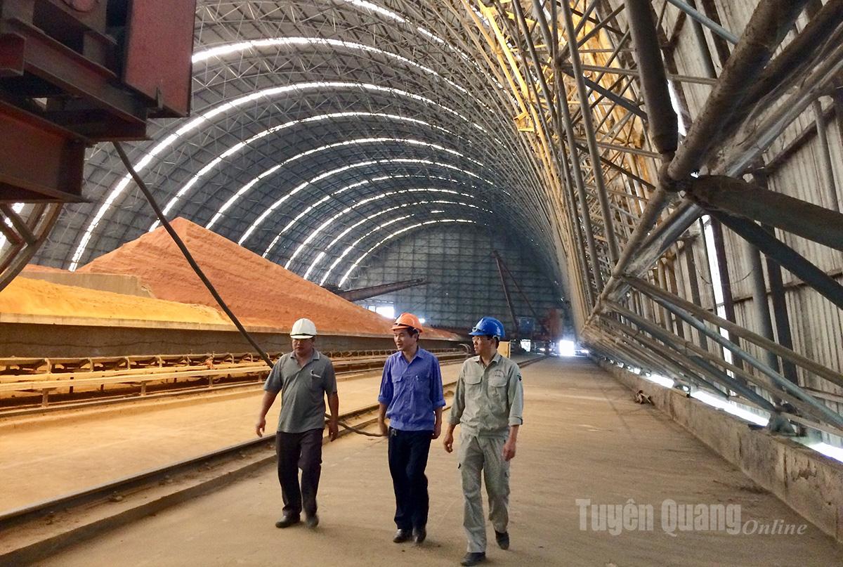 Ansatte sjekker bedriftens råvarelager.