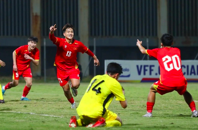 Bóng đá Việt Nam thành công lịch sử, 7 đội tuyển vào vòng chung kết châu Á
- Ảnh 3.