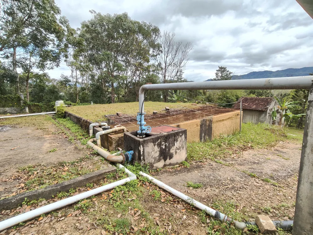 Sistem penyediaan air bersih yang mengalir sendiri untuk masyarakat di komune Dak Rve