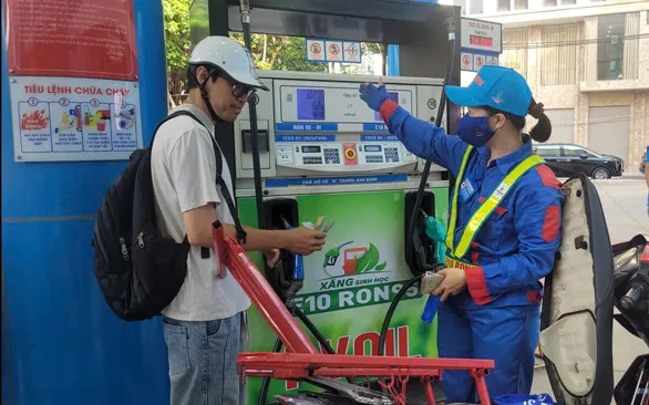 Petrolimex mengusulkan solusi untuk menerapkan penjualan bensin E10 secara nasional Petrolimex kiến nghị các giải pháp để thực hiện bán xăng E10 trên toàn quốc