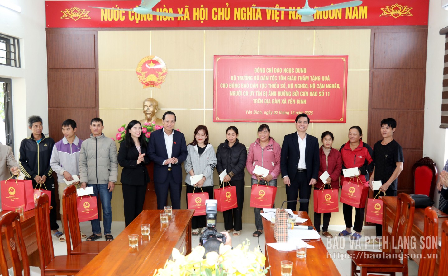 Minister Dao Ngoc Dung och provinsiella partisekreterare Hoang Quoc Khanh överlämnade gåvor till invånarna i Yen Binh-kommunen som drabbades av storm nr 11.