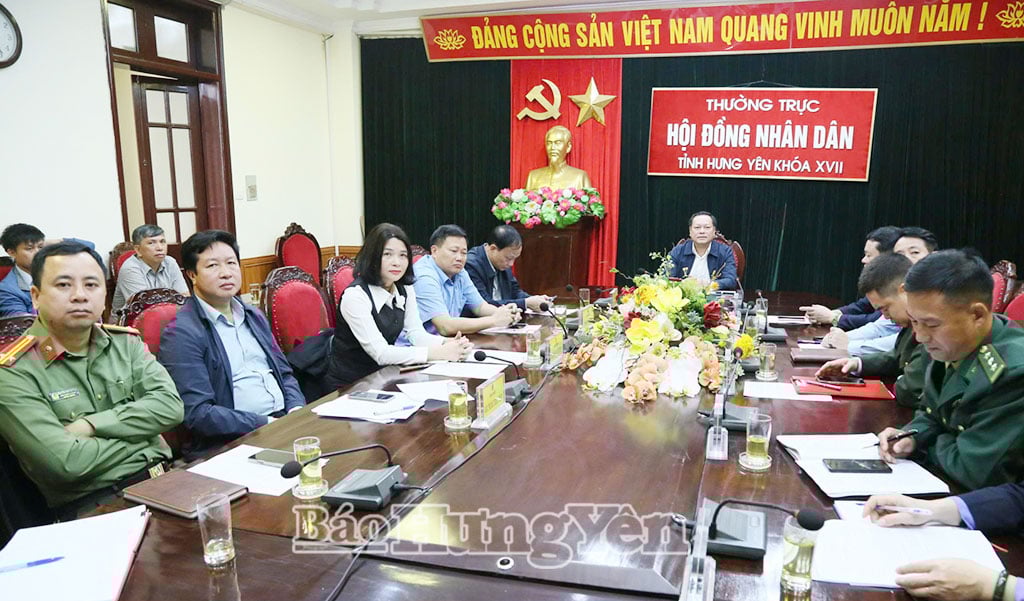 Delegados asistentes a la reunión en el puente Hung Yen.