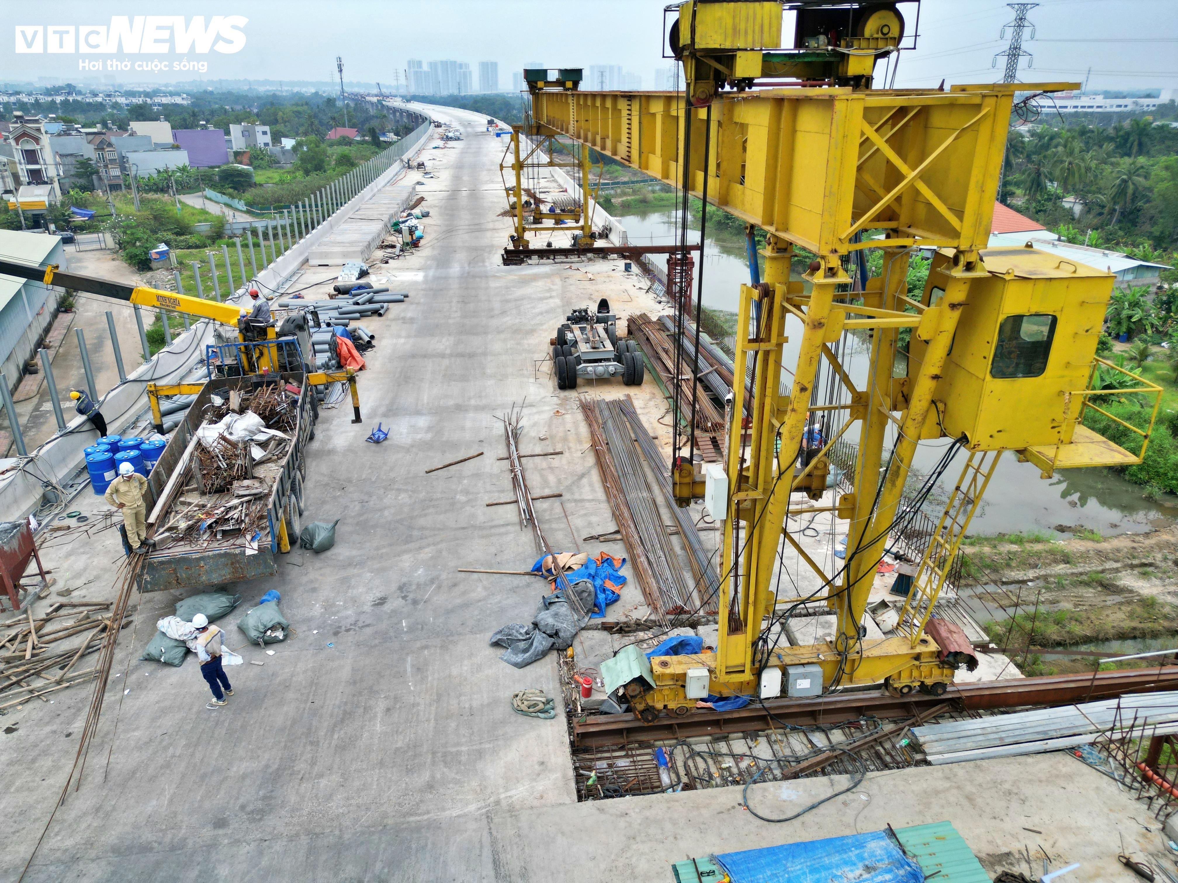 Pemandangan Ring Road 3 dari atas merentasi kawasan bandar di Ho Chi Minh City sebelum dibuka kepada lalu lintas - 4