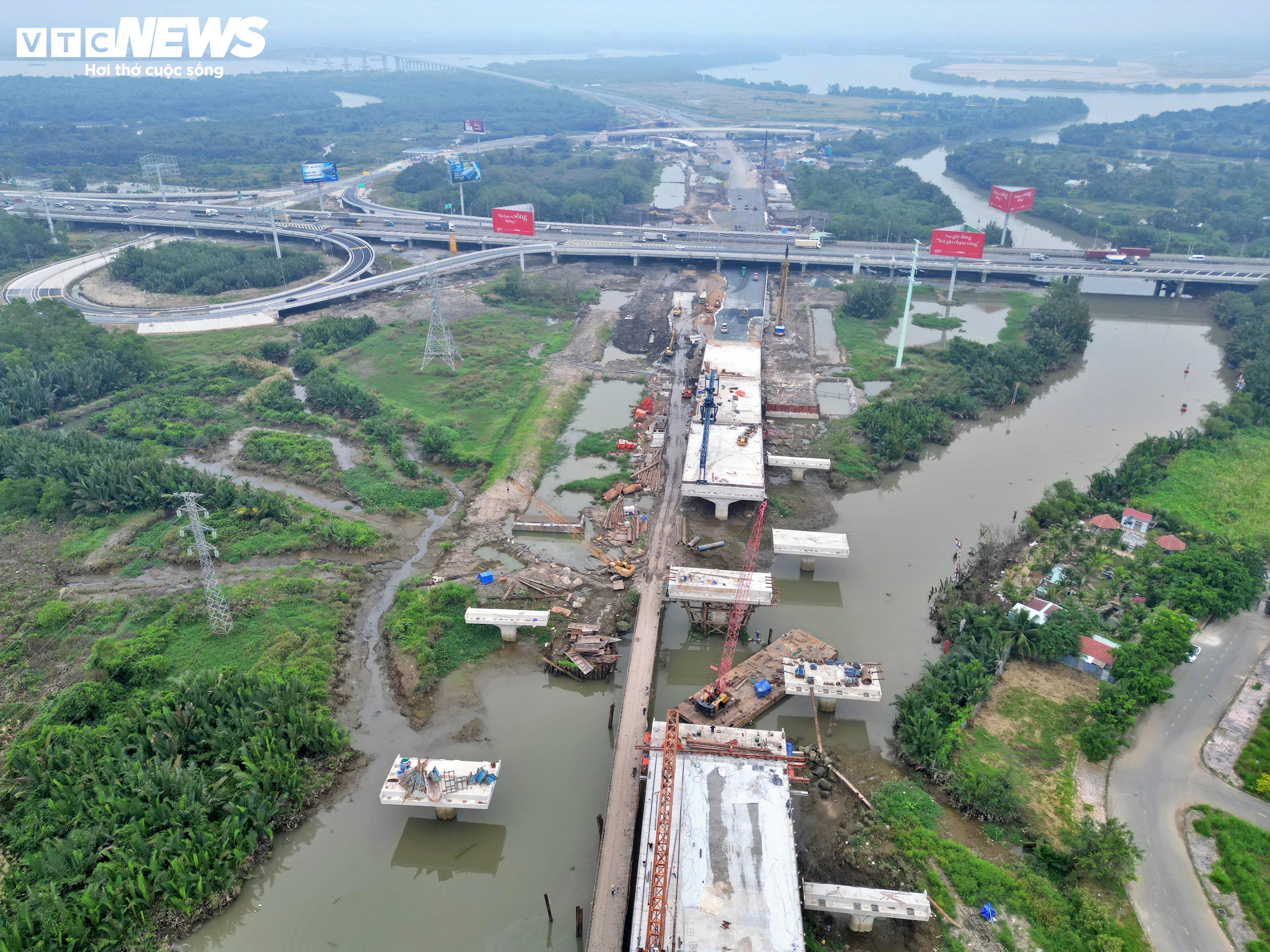 Pemandangan Ring Road 3 dari atas merentasi kawasan bandar di Bandar Raya Ho Chi Minh sebelum dibuka kepada lalu lintas - 14