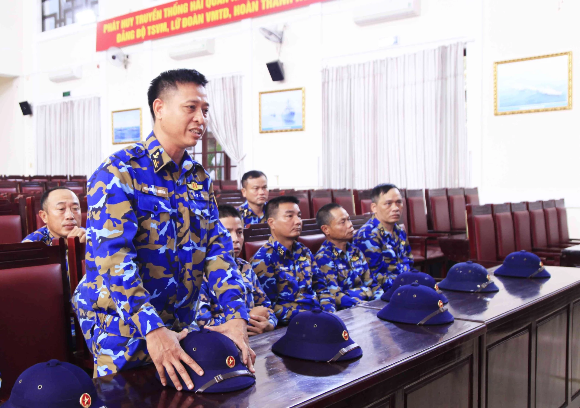 החיילים מבצעים את משימת הבעת דעות בפני מפקד החטיבה.