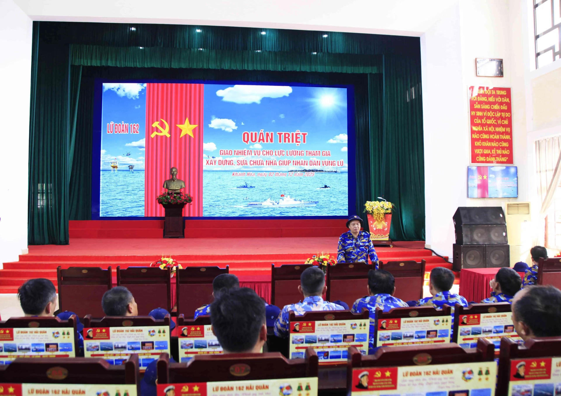 סצנת התדרוך וההקצאה.