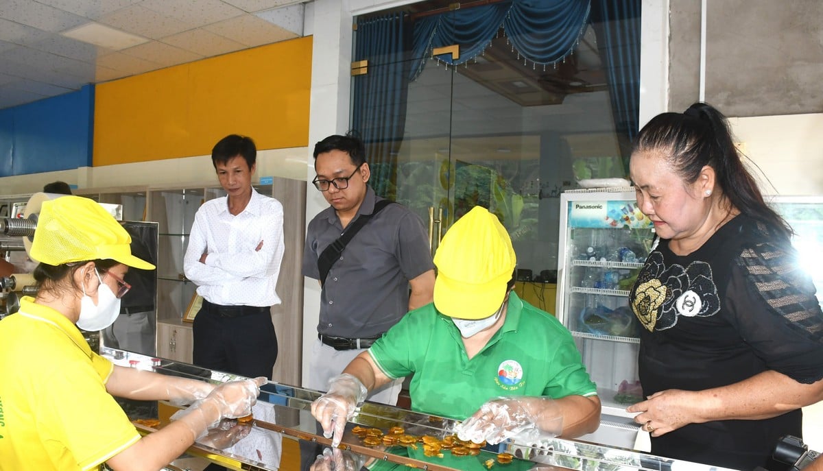 Nghiệm thu máy móc, thiết bị hỗ trợ cho hộ kinh doanh mật ong miền Tây.