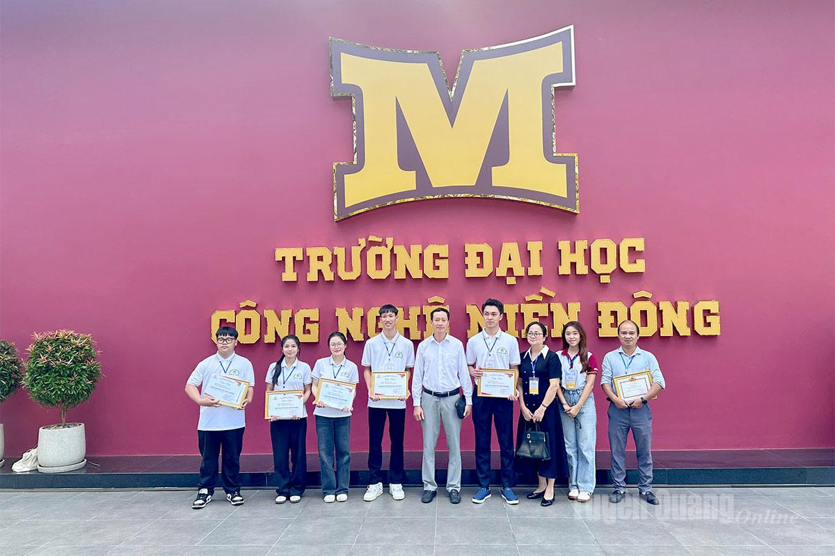 Представник Університету Тан Трао (третій зліва) отримав третє місце на конкурсі.