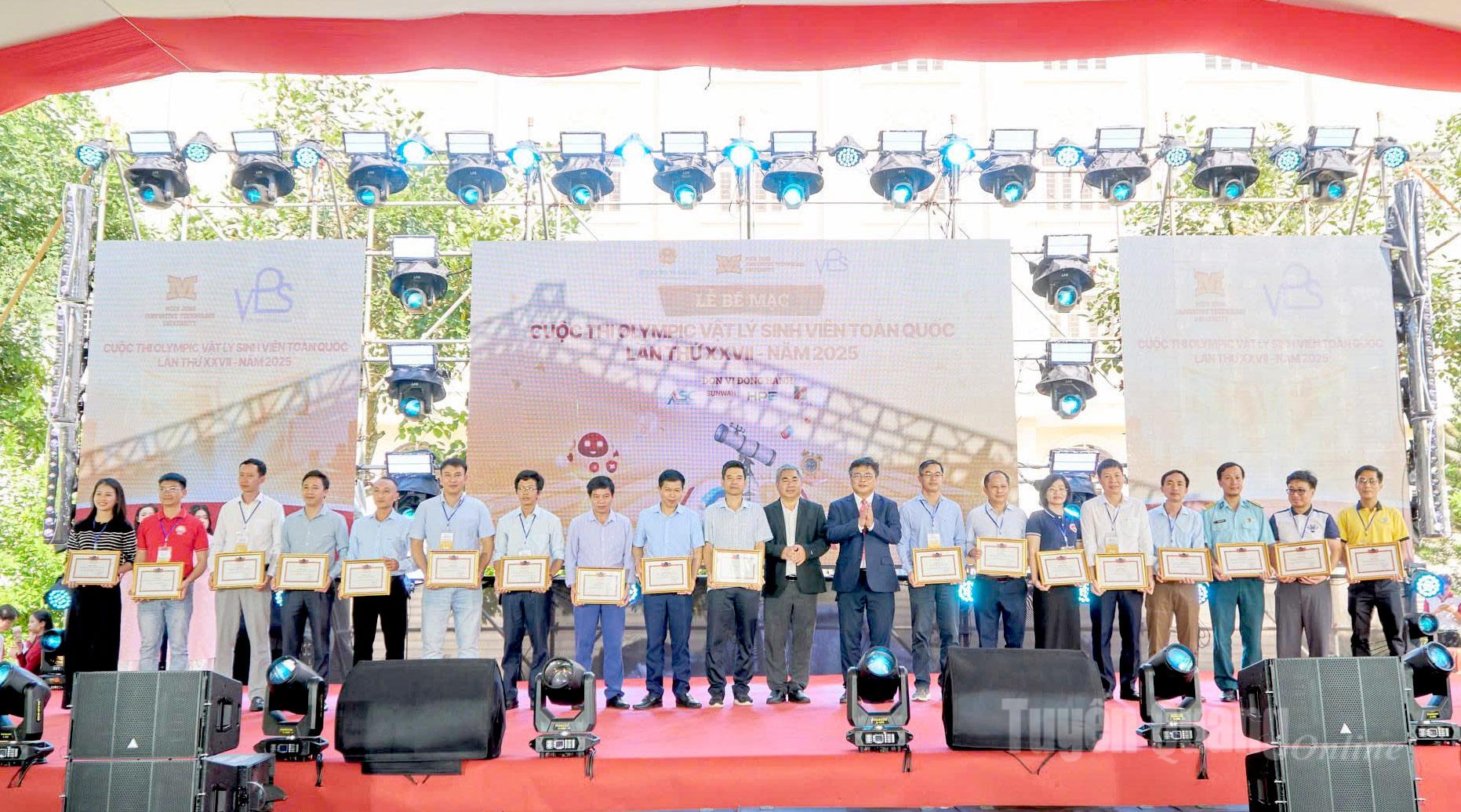 Представник Університету Тан Трао (третій зліва) отримав третє місце на конкурсі.