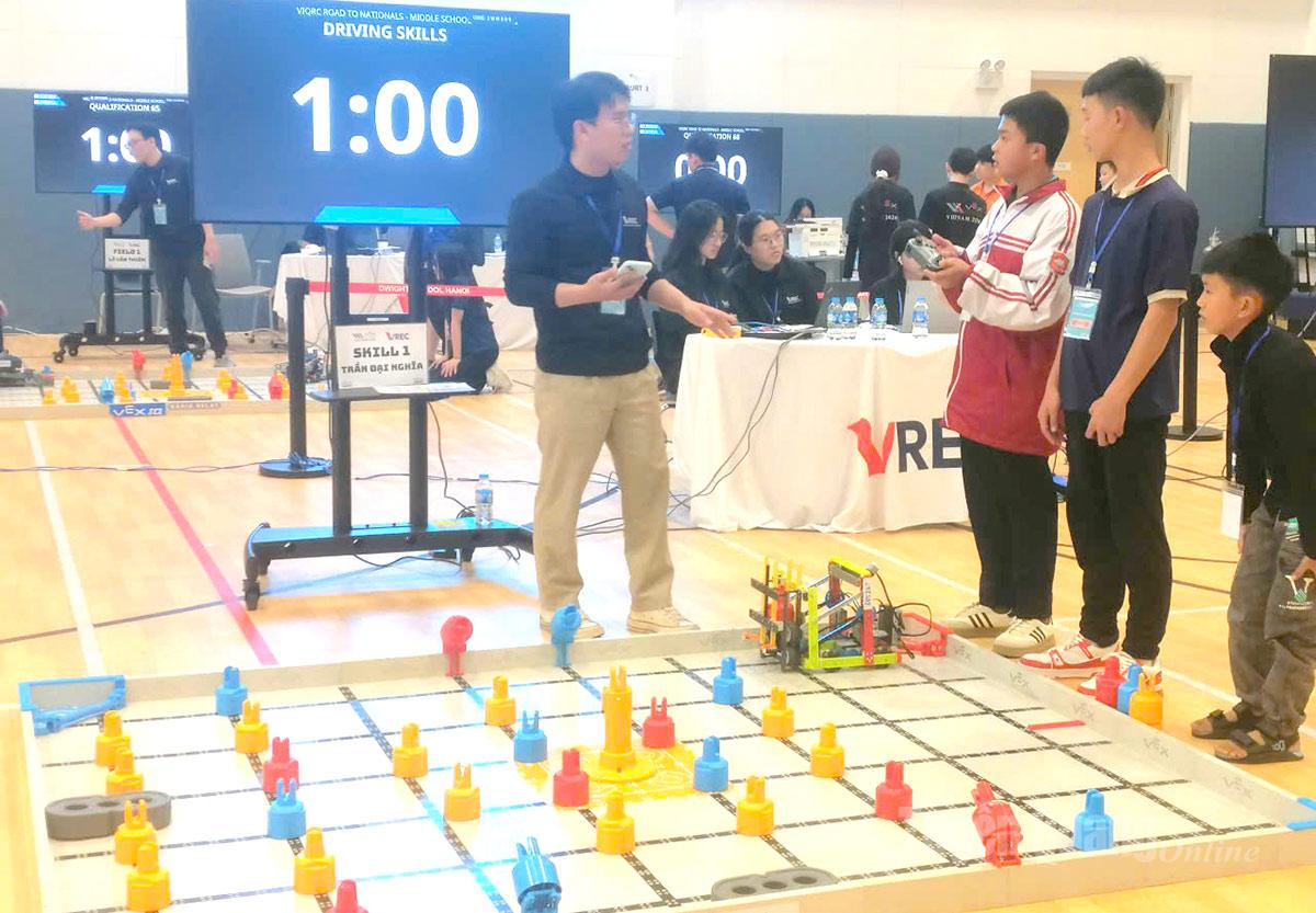 Студенти беруть участь у конкурсі.