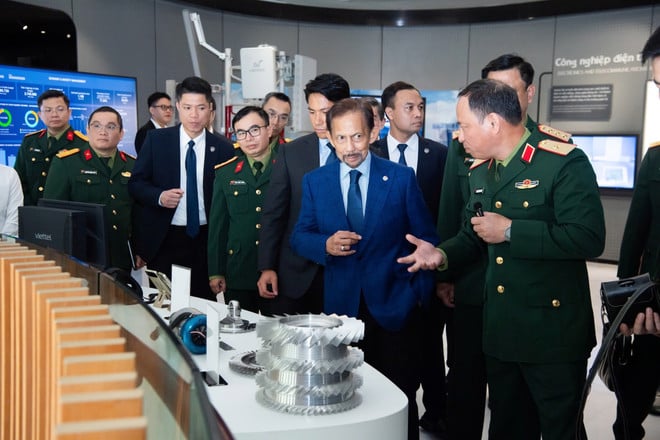 ព្រះមហាក្សត្រប្រ៊ុយណេ ទ្រង់យាងទៅបំពេញការងារនៅក្រុមហ៊ុន Viettel Group 2.jpg