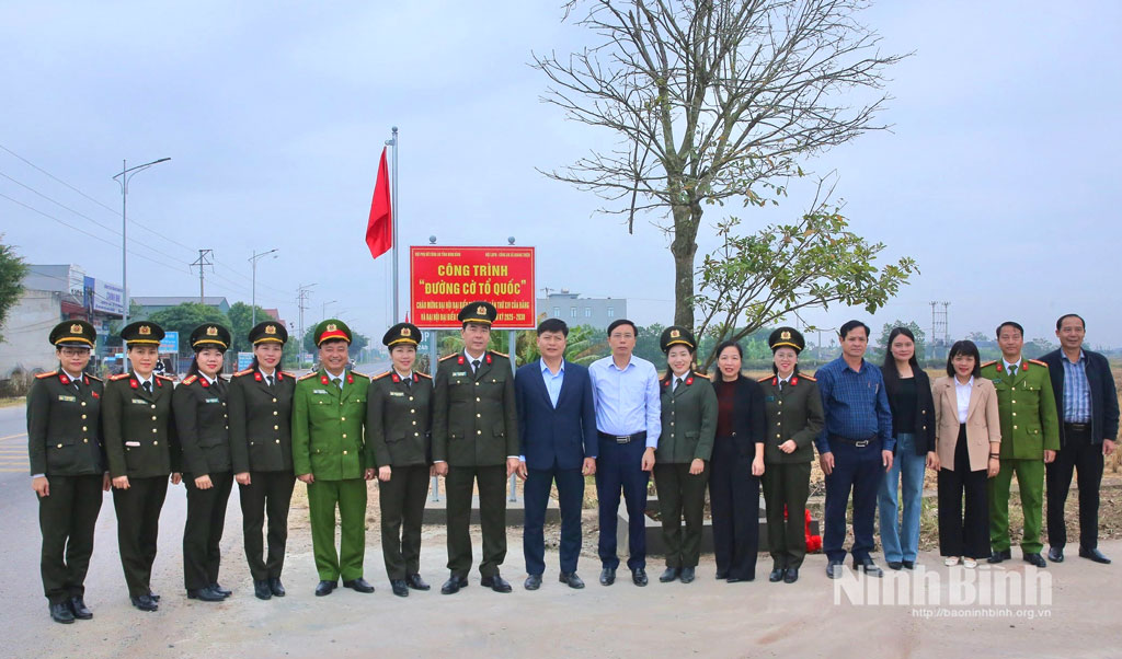 Delegáti se zúčastnili programu umístění cedulí pro projekt „Národní vlajková cesta“ v obci Quang Thien.