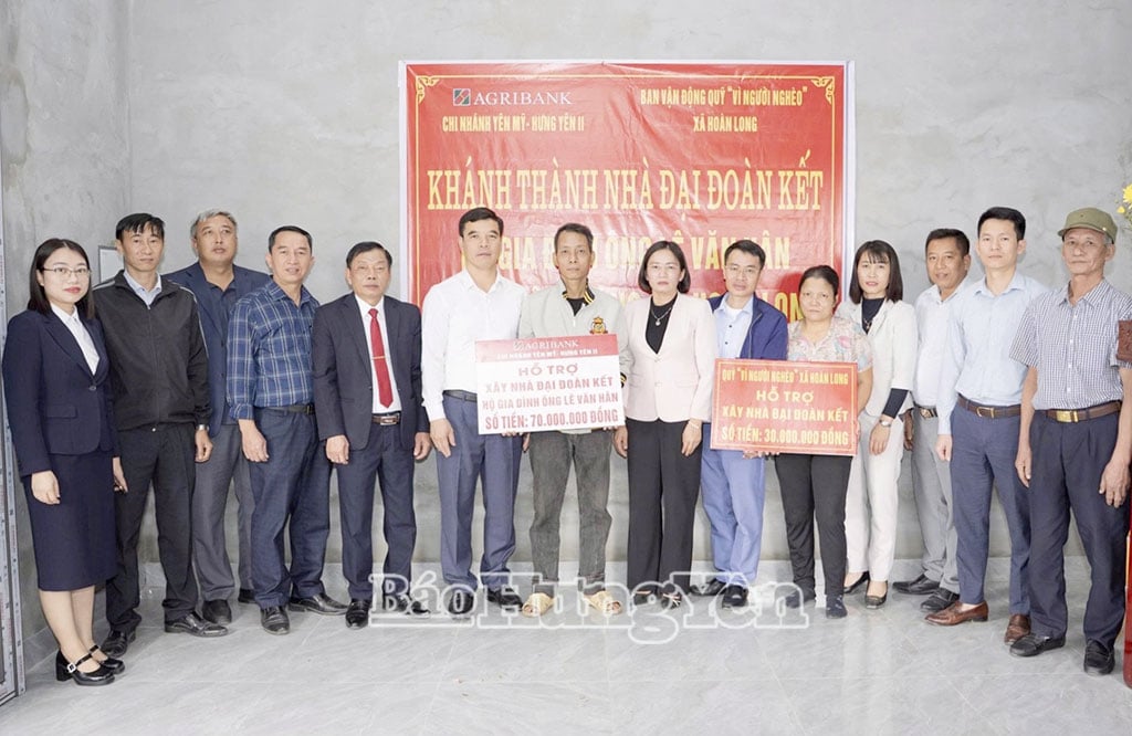 호안롱 공동체의 지도자와 후원자들은 레반한 씨 가족을 위해 