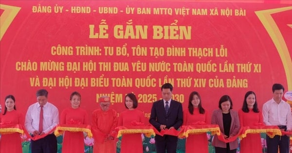 De gemeente Noi Bai opende en installeerde borden voor de gemeenschapshuizen Thach Loi en Ninh Mon.