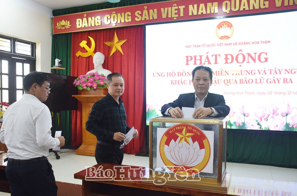 Leiders van de gemeente Hoang Hoa Tham steunen mensen die getroffen zijn door stormen en overstromingen.