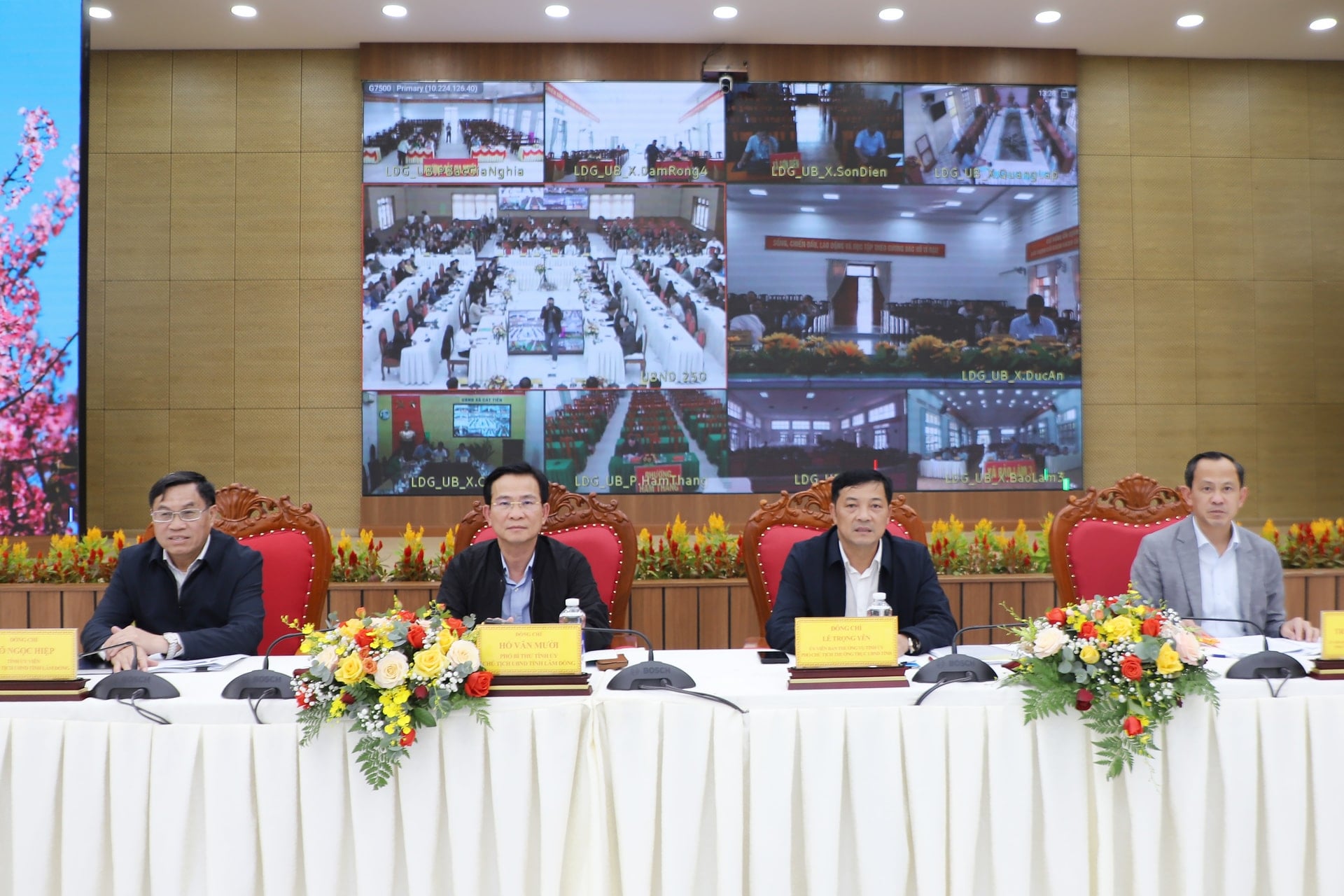 Komrad Ho Van Muoi, Timbalan Setiausaha Jawatankuasa Parti Wilayah, Pengerusi Jawatankuasa Rakyat Wilayah dan pemimpin Jawatankuasa Rakyat Wilayah dan Persatuan Peladang Wilayah mempengerusikan persidangan di titik jambatan utama.