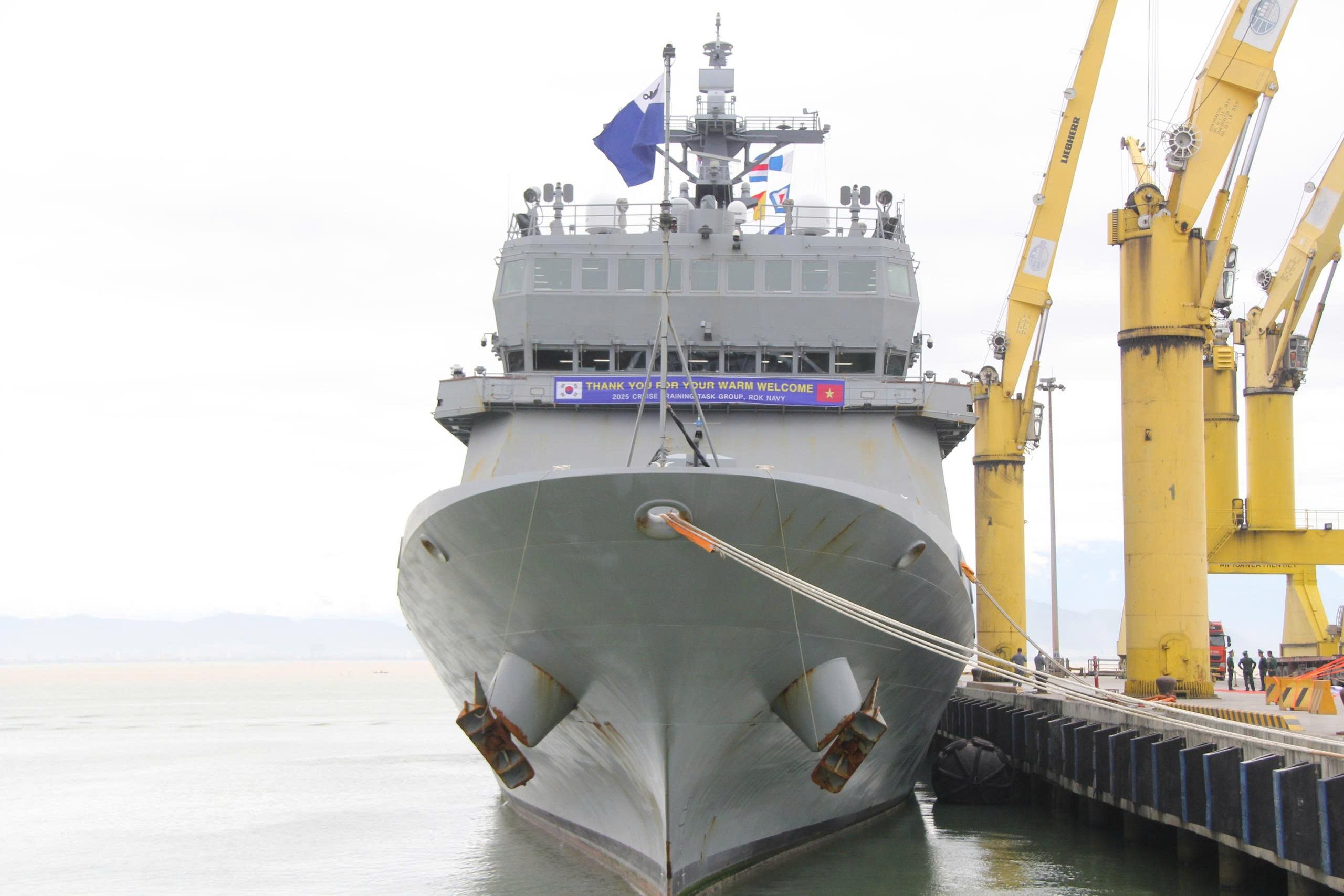 Tàu ROKS Hansando của Hải quân Hàn Quốc cập cảng Tiên Sa, thăm Đà Nẵng - Ảnh 1.