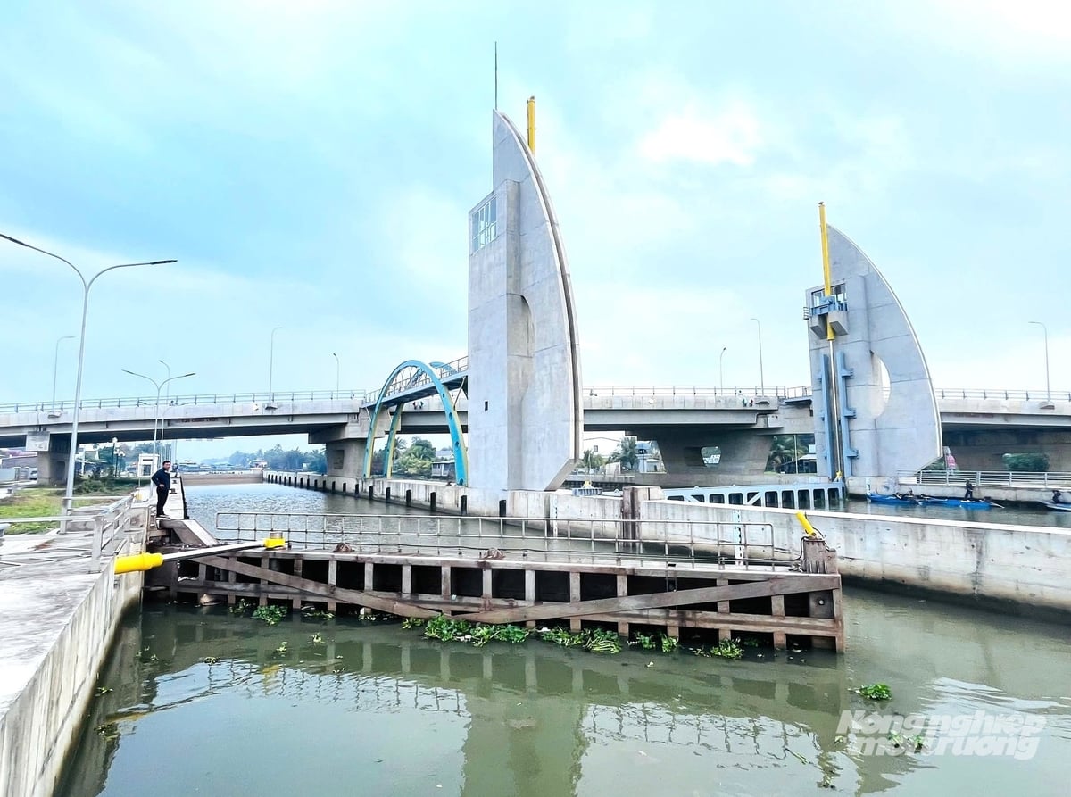 Hệ thống công trình thủy lợi trên địa bàn tỉnh An Giang do Chi cục Thủy lợi quản lý sẽ được vận hành linh hoạt để chủ động điều tiết nước, phòng chống lũ, triều cường, kiểm soát mặn, đảm bảo phục vụ sản xuất nông nghiệp và sinh hoạt của người dân. Ảnh: Trung Chánh.