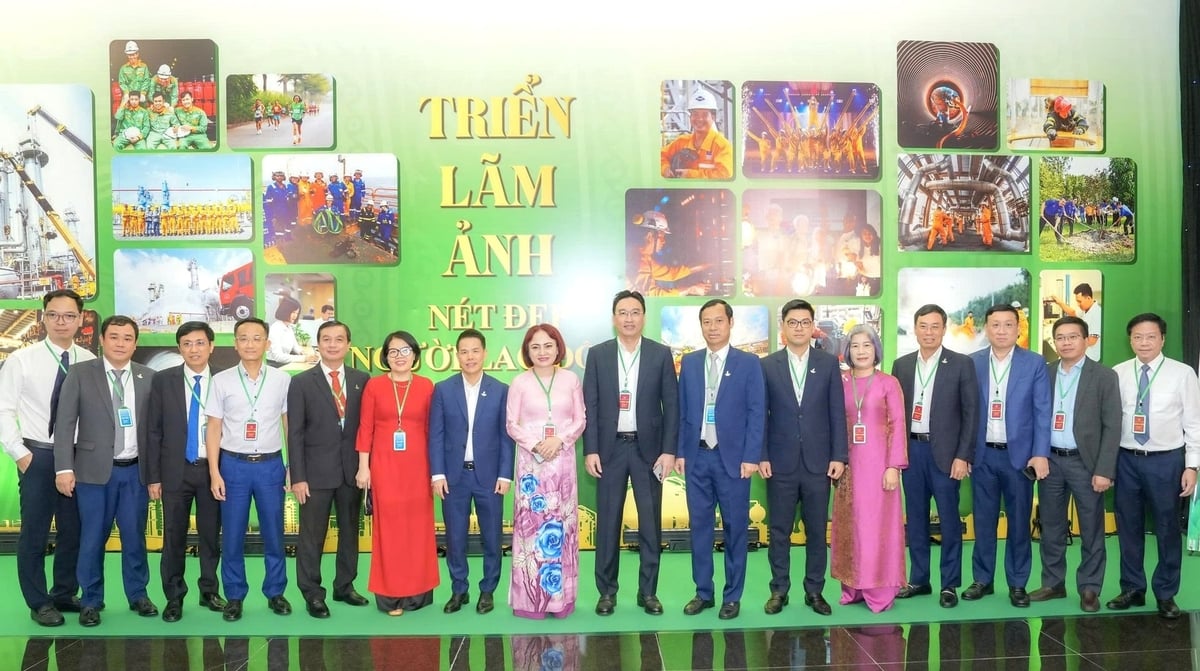 Các đại biểu tham quan triển lãm ảnh 'Nét đẹp Người lao động PV GAS' tại Đại hội. Ảnh: PV GAS.