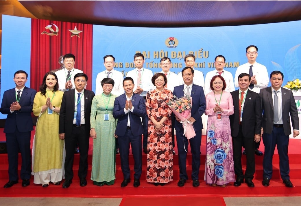 Lãnh đạo Công đoàn Petrovietnam và Lãnh đạo PV GAS chúc mừng Ban Chấp hành Công đoàn PV GAS khoá V, nhiệm kỳ 2025 - 2030. Ảnh: PV GAS.