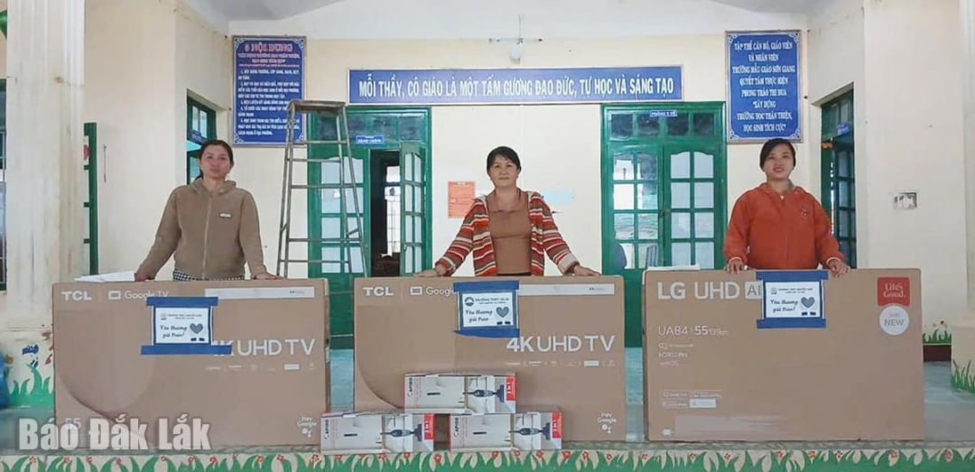 Son Giang barnehage mottok støttegaver i form av tre 55-tommers TV-er.