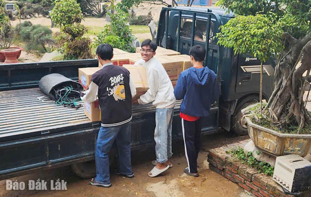 Elever ved Tran Quoc Toan barneskole hjelper til med å transportere gaver inn til skolen.