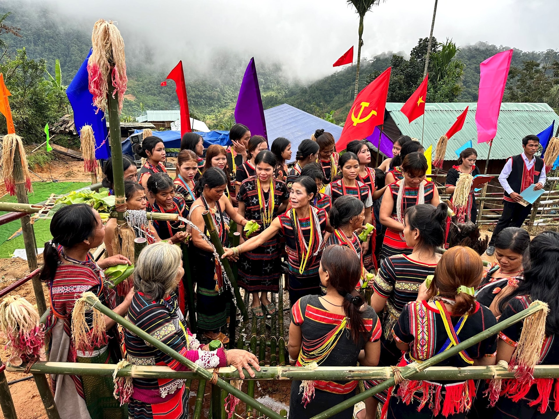 زخارف عرقية ملونة لأشخاص في طقوس عبادة حوض الماء بمنطقة نغوك لينه. تصوير: فونغ جيان