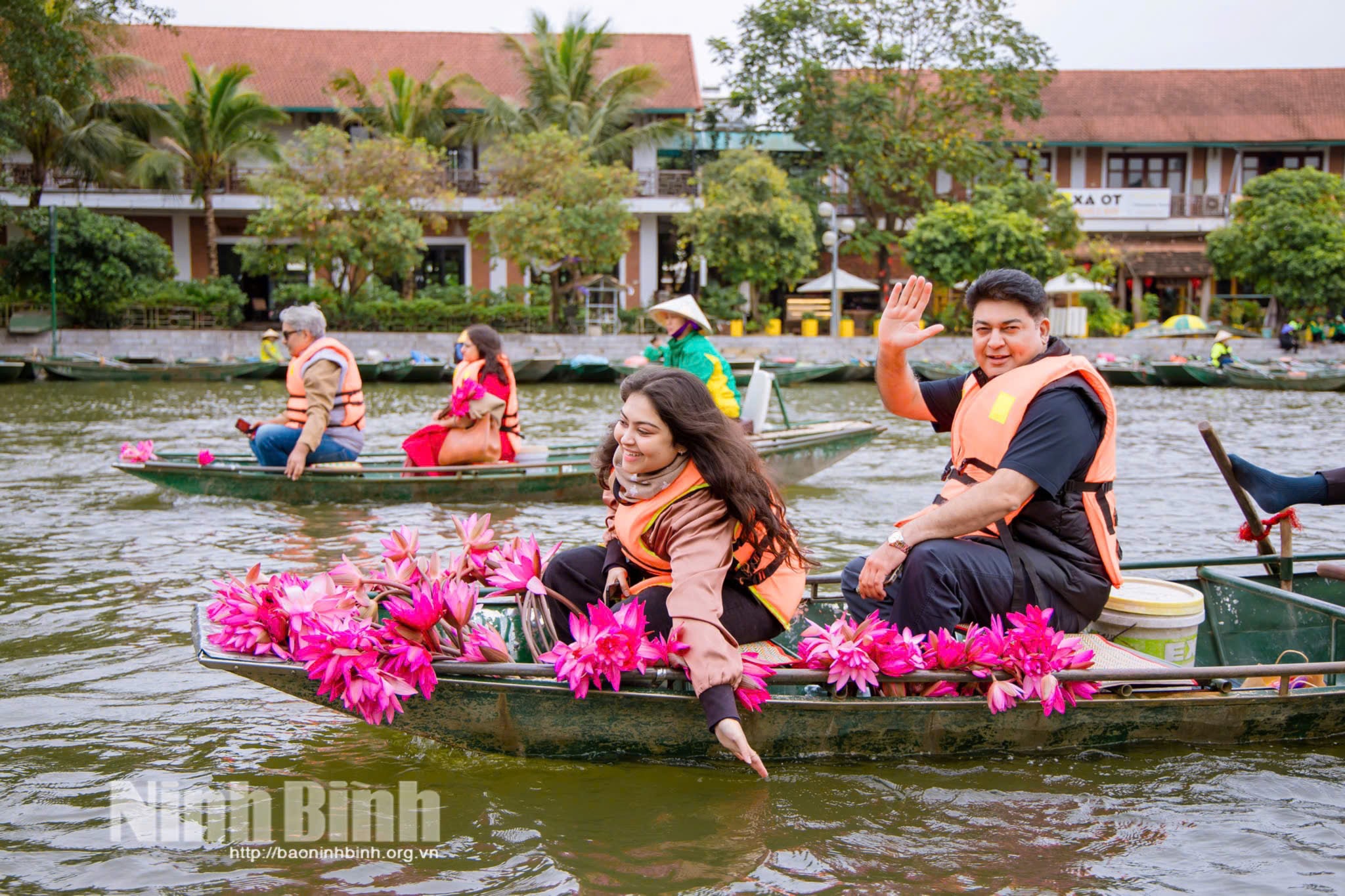 תיירים הודים נהנים לחוות את הנוף המקסים באזור התיירות טאם קוק-ביץ' דונג.