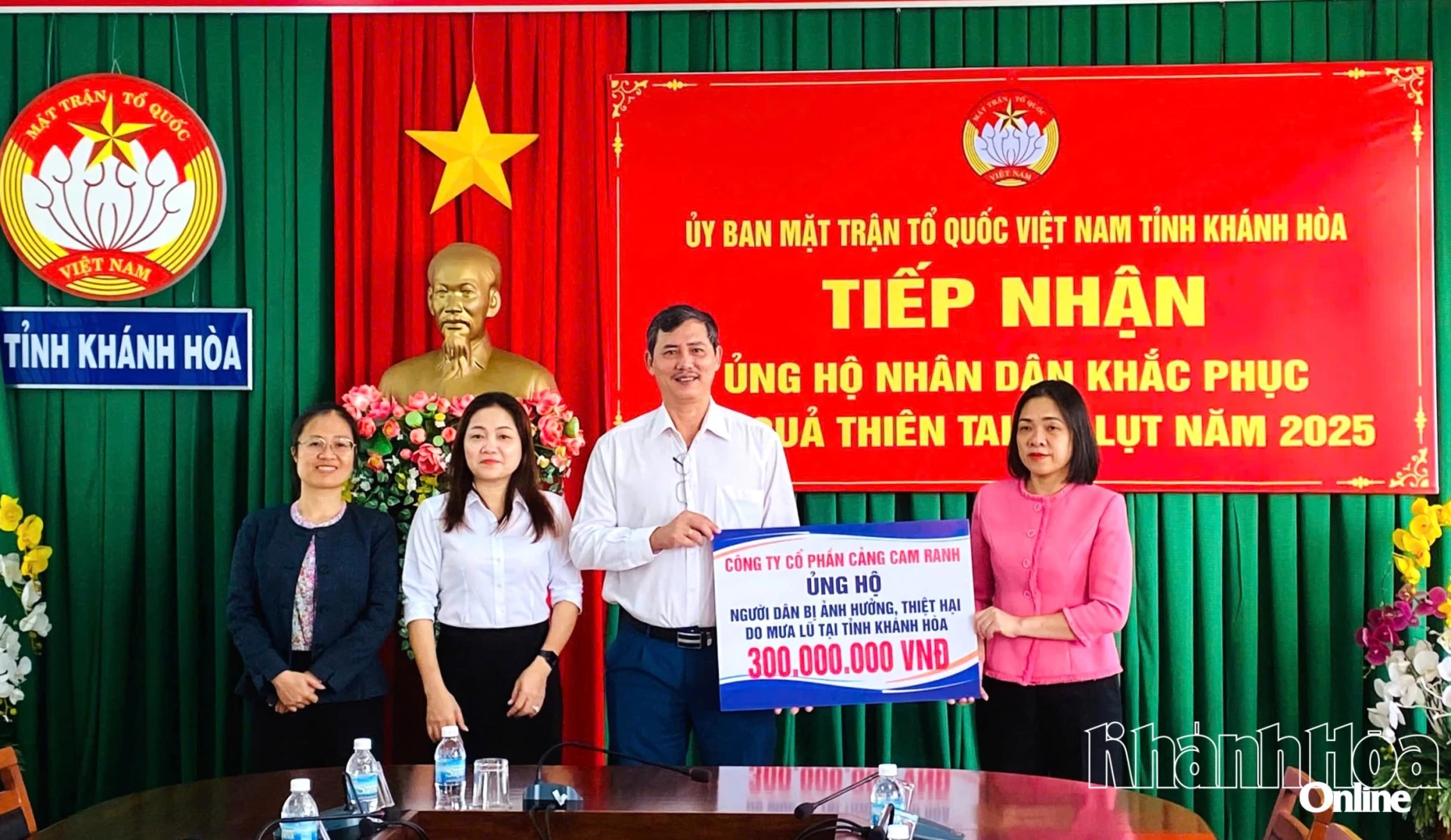 En representant för Cam Ranh Port Joint Stock Company presenterade en symbolisk finansieringsrapport för att stödja människor i att övervinna skador orsakade av översvämningar.