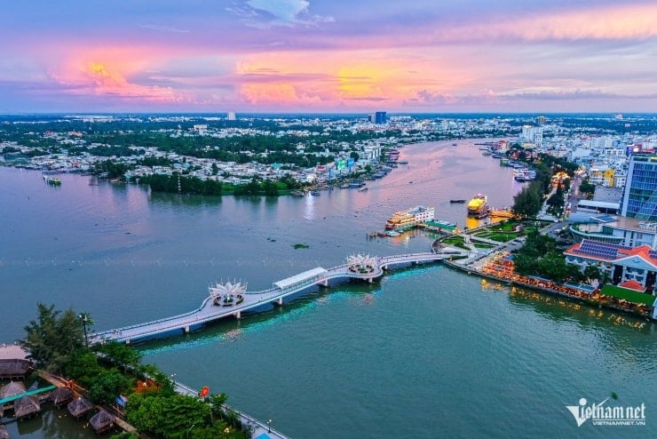 Ninh Kieu gyalogos híd lágyan ívelt kialakítással.