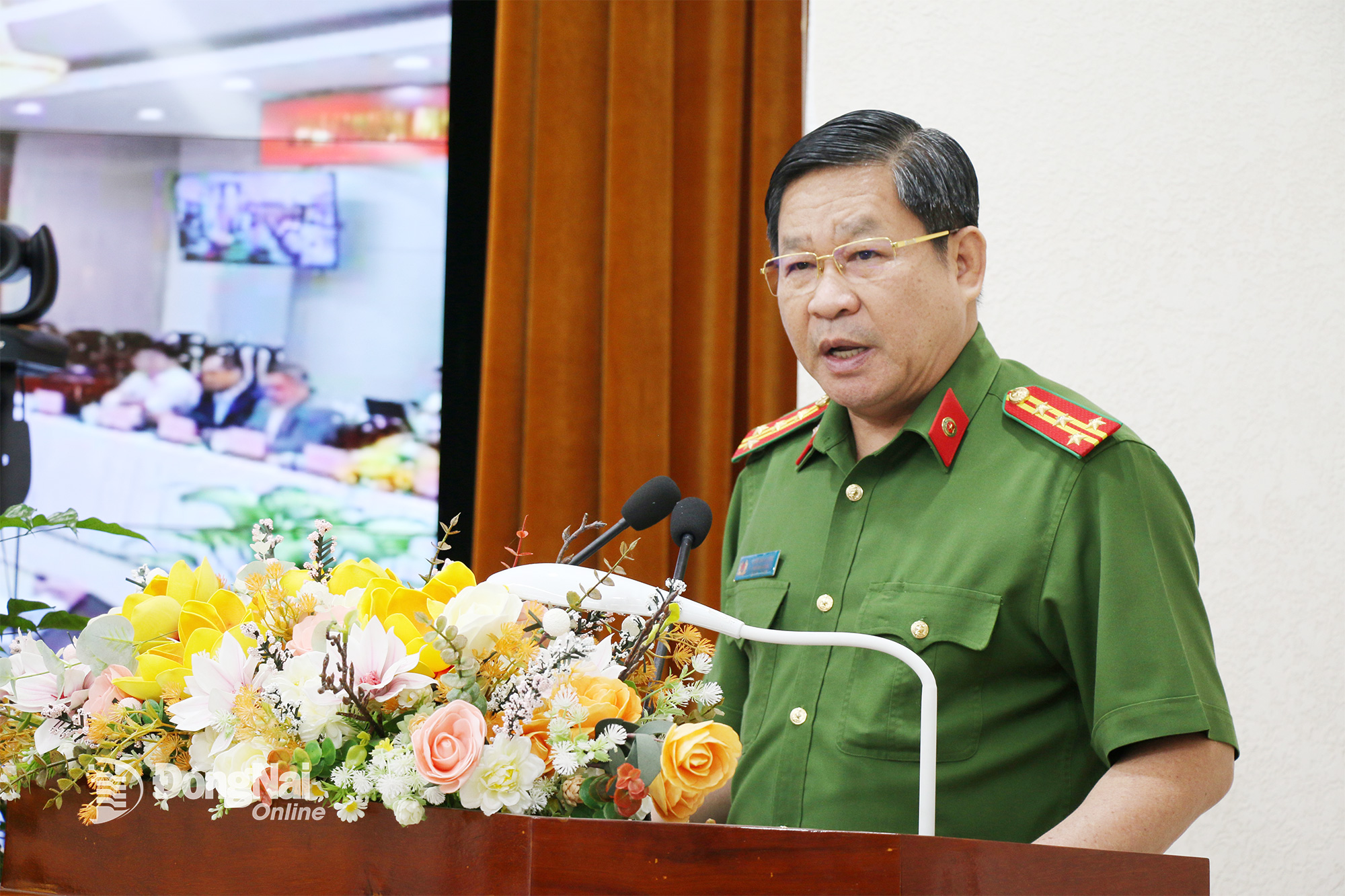 شارك العقيد لام فان لونغ، نائب مدير شرطة مقاطعة دونغ ناي، في المؤتمر. تصوير: هاي كوان.