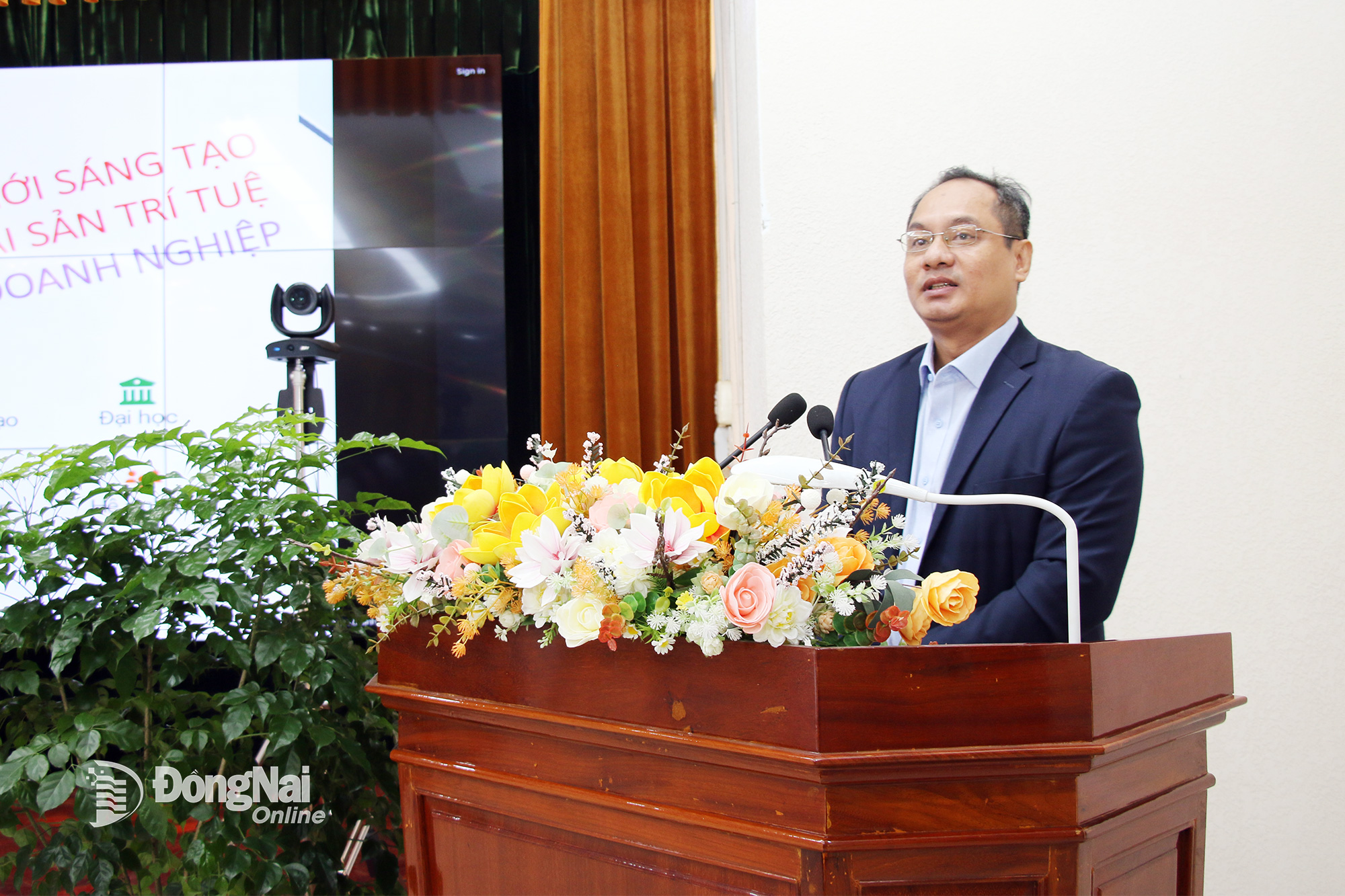 خبراء في التحول الرقمي والابتكار يشاركون في المؤتمر. تصوير: هاي كوان.