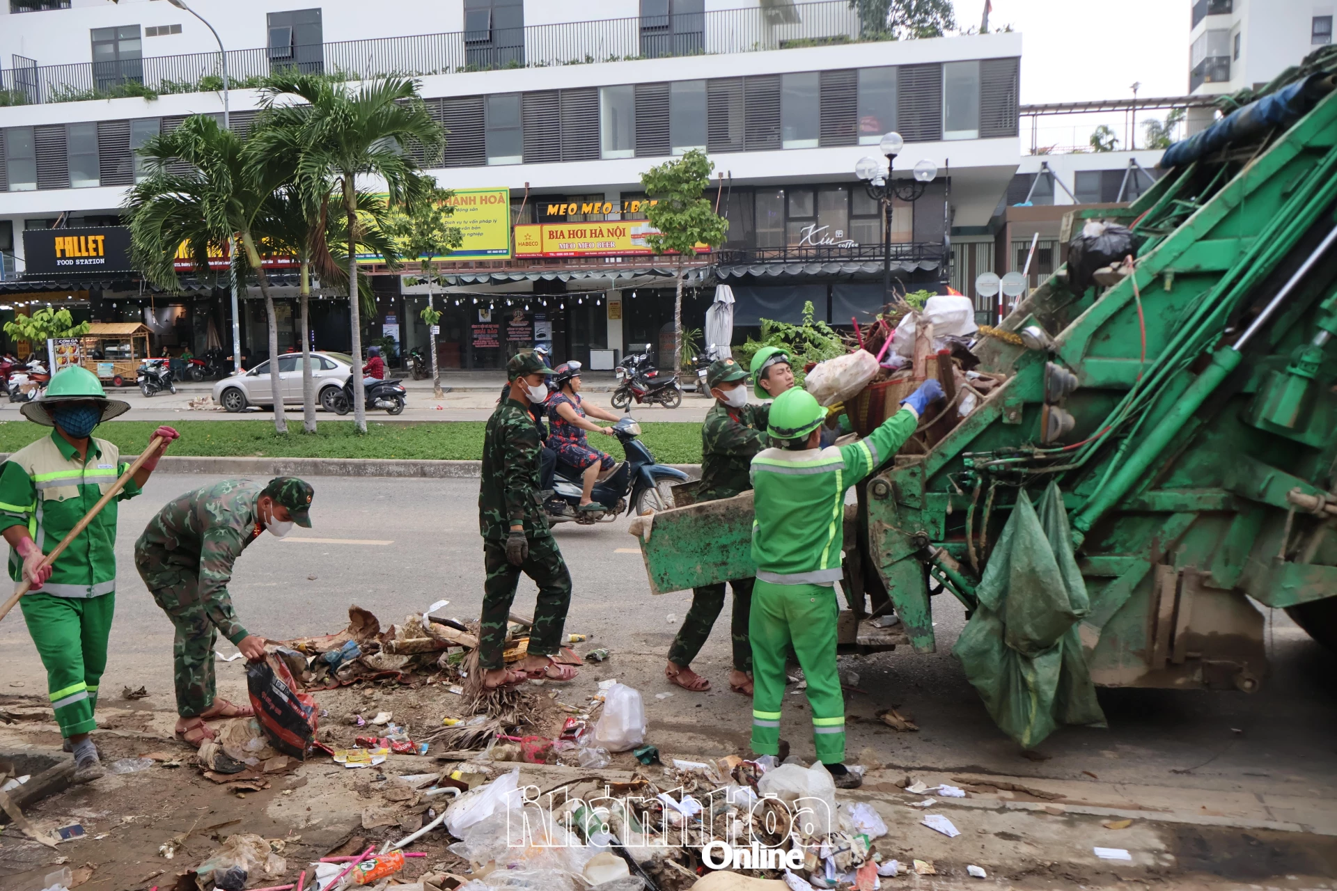 Trabalhadores ambientais e soldados recolhem lixo no bairro de Tay Nha Trang.