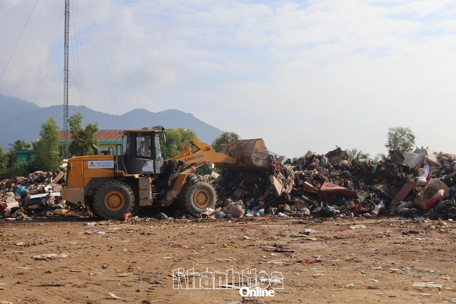 Coleta e transporte de lixo após inundações na comuna de Dien Dien.