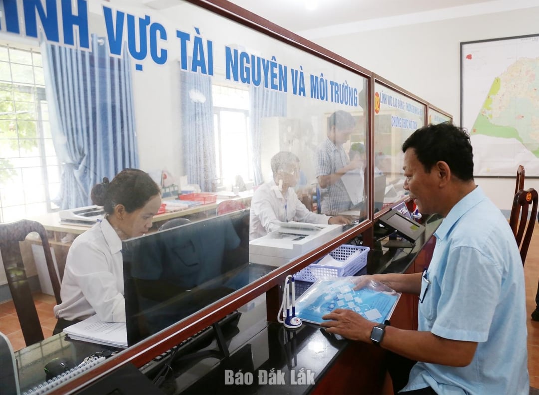 Lidé přicházejí vyřídit administrativní úkony do Centra administrativních služeb obce Ea Sup