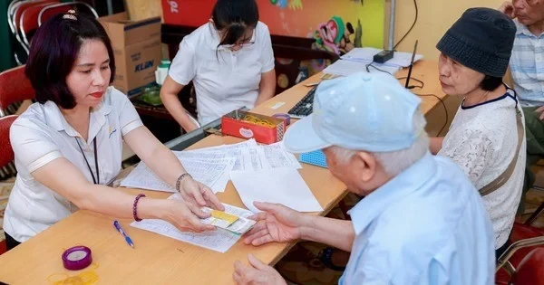 Menyetujui tambahan 96,7 miliar VND untuk mendukung komune dan lingkungan dalam melaksanakan kebijakan bantuan sosial dan tunjangan pensiun.