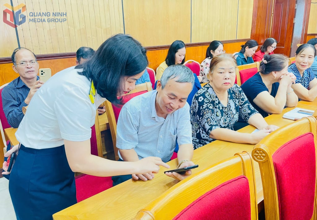 A 3-as bázis adótisztviselői támogatják a Cam Pha kerületben élő üzleti háztartásokat az elektronikus adók telepítésében, regisztrációjában és fizetésében az ETax mobilalkalmazáson keresztül.