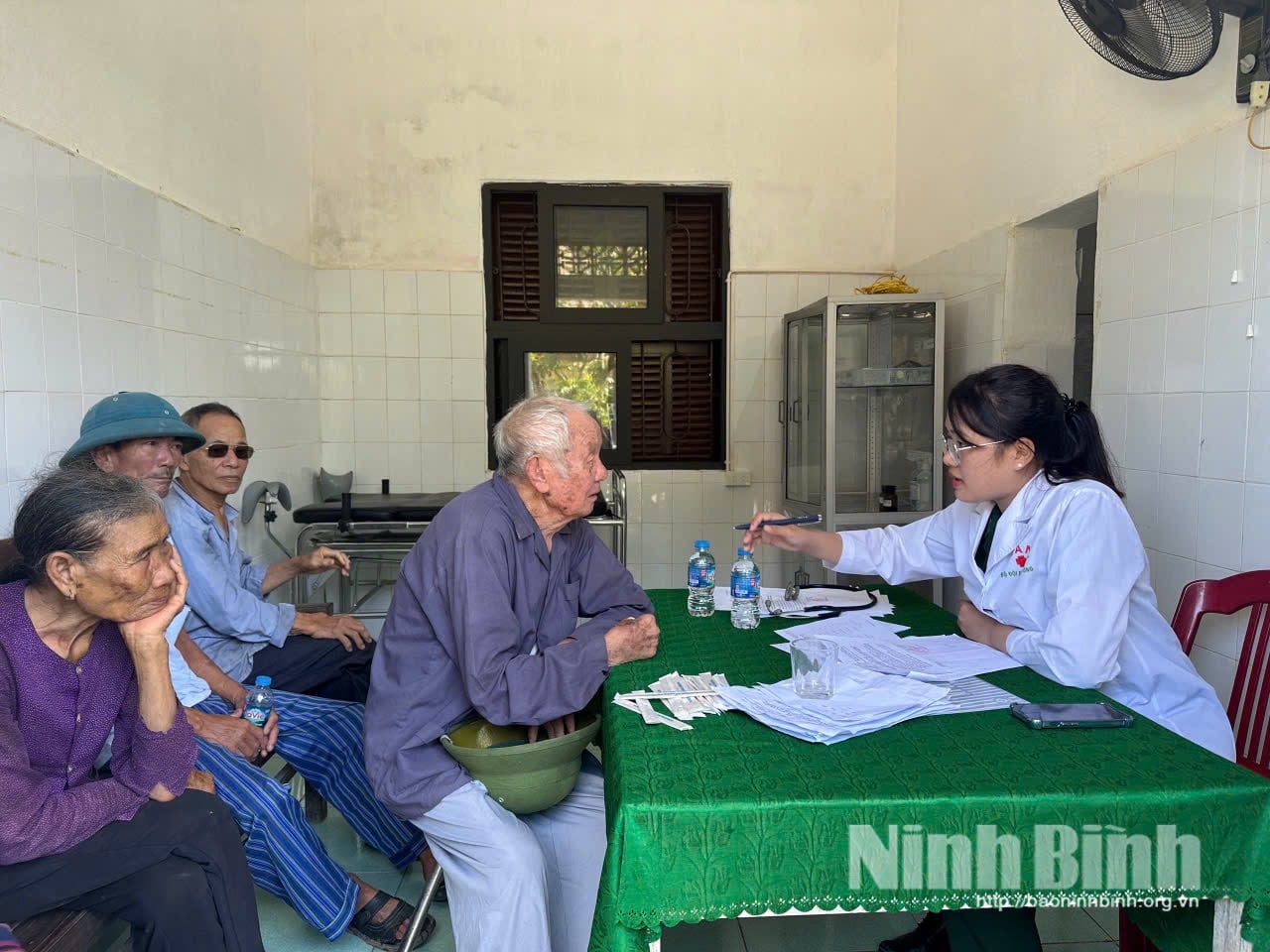 ການກວດສຸຂະພາບເປັນປົກກະຕິ ແລະ ປຶກສາຫາລືຢູ່ບັນດາຮາກຖານສາທາລະນະສຸກຊ່ວຍກວດຫາພະຍາດຊຳເຮື້ອໄວ, ຫຼຸດຜ່ອນພາລະໃນການປິ່ນປົວຜູ້ເຖົ້າ. ​ໃນ​ຮູບ​ພາບ: ການ​ກວດ​ສອບ​ການ​ແພດ​ໃຫ້​ແກ່​ຜູ້​ເຖົ້າ​ຢູ່​ຕາ​ແສງ Rang Dong.