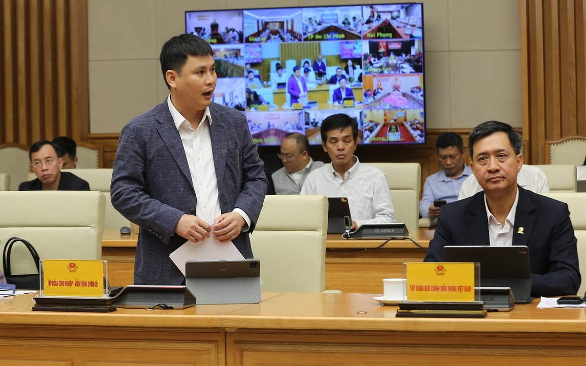 सैन्य दूरसंचार और उद्योग समूह (विएटेल) के प्रतिनिधि एक रिपोर्ट प्रस्तुत करते हैं - फोटो: वीजीपी/मिन्ह खोई।