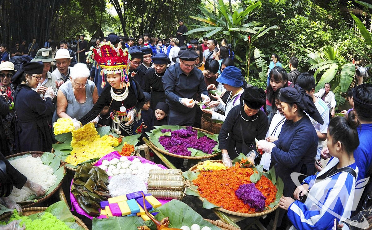 Trong bức tranh du lịch đang chuyển mình mạnh mẽ của xứ trà Thái Nguyên, ẩm thực nổi lên như một tài nguyên văn hóa đặc sắc. Trong ảnh: Du khách trong và ngoài nước trải nghiệm Lễ hội cơm mới tại Khu bảo tồn Làng nhà sàn dân tộc sinh thái Thái Hải, ở xã Tân Cương. Ảnh: Ngọc Hải