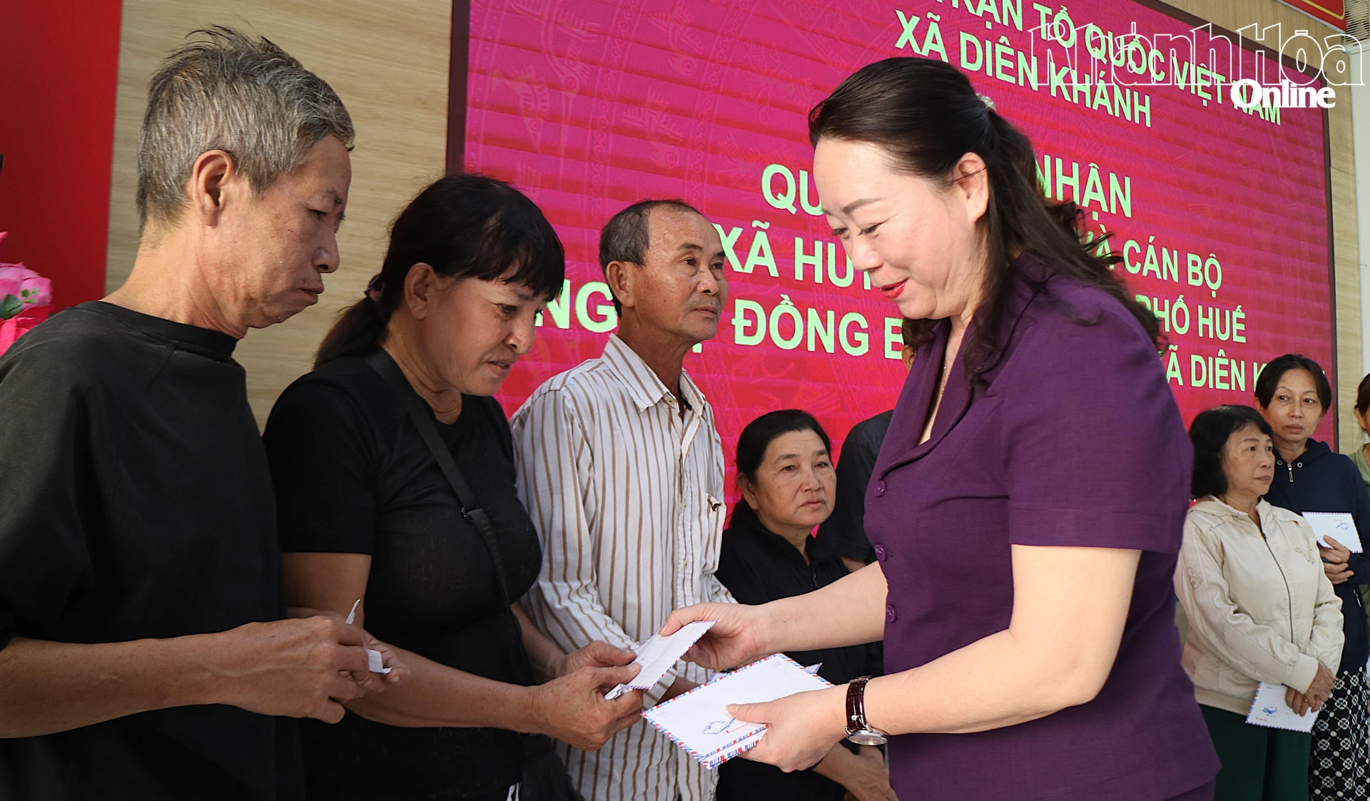 হিউ সিটির ভিয়েতনাম ফাদারল্যান্ড ফ্রন্ট কমিটির প্রতিনিধিরা দিয়েন খান কমিউনের জনগণের প্রতি সমর্থন জানান।