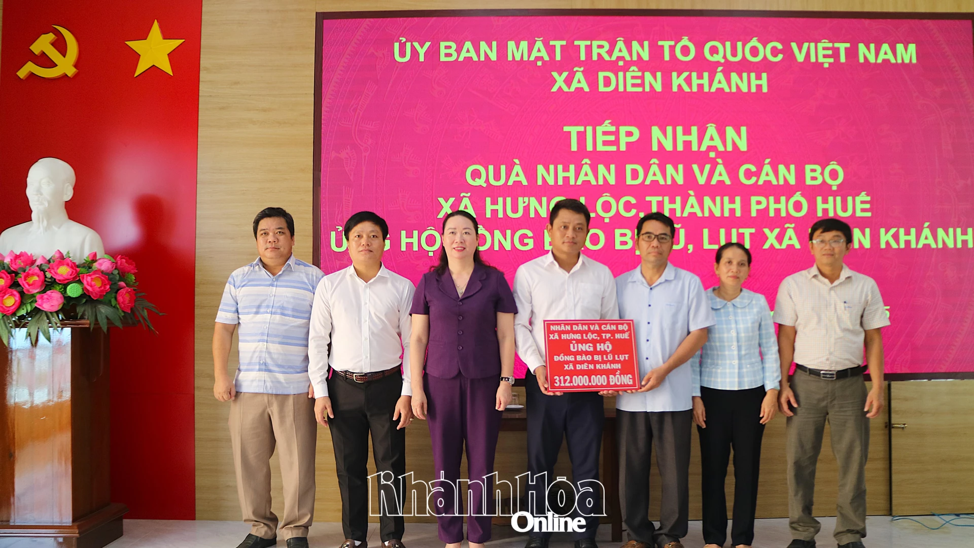 বন্যার ফলে সৃষ্ট ক্ষয়ক্ষতি কাটিয়ে উঠতে দিয়েন খান কমিউনকে সহায়তা করার জন্য কর্মরত প্রতিনিধিদল একটি প্রতীকী তহবিল বোর্ড উপস্থাপন করে।