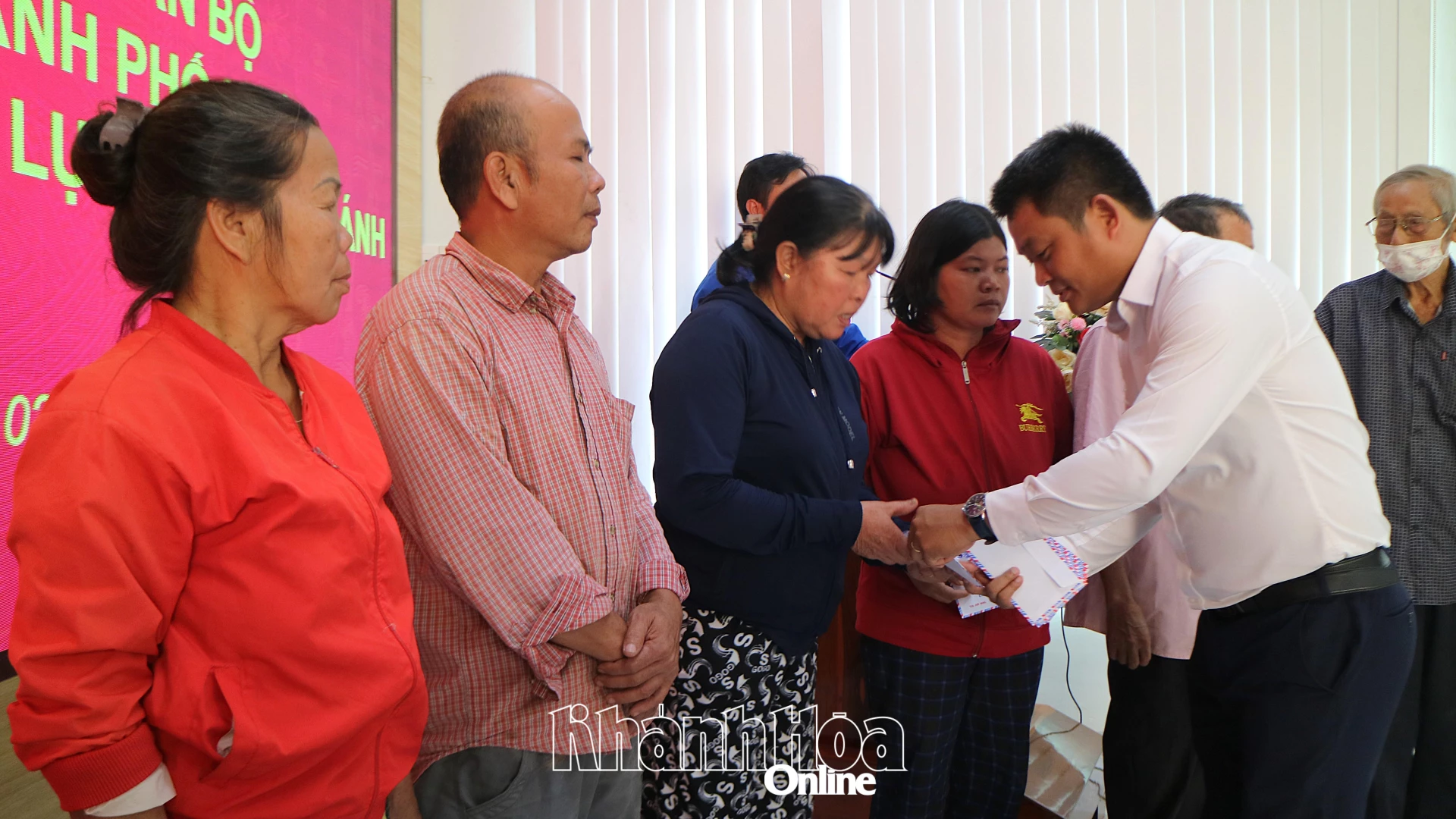 ডিয়েন খান কমিউনে বন্যায় ক্ষতিগ্রস্ত মানুষদের সহায়তায় উপহার প্রদান।