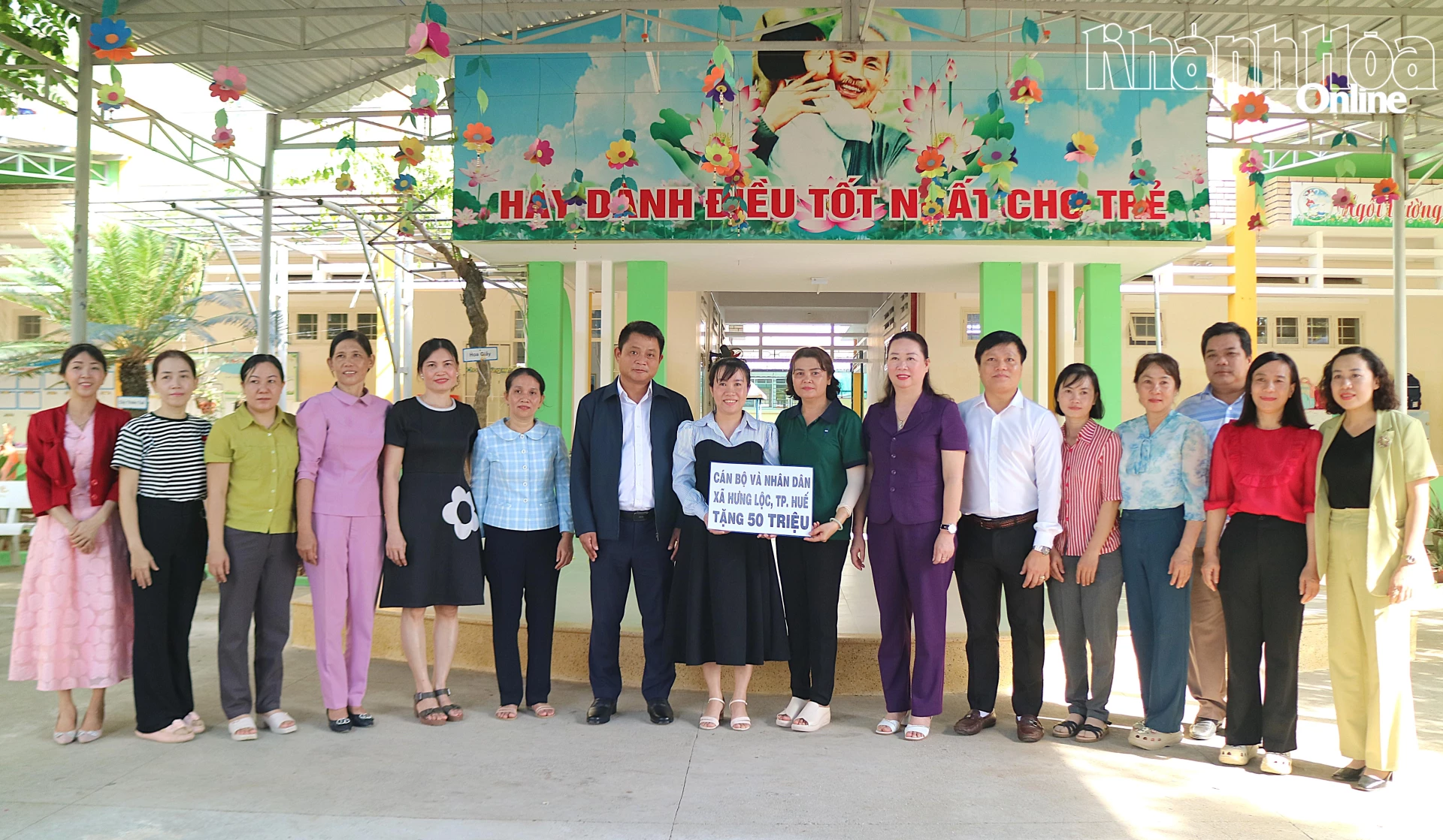 প্রতিনিধিদলটি ডিয়েন খান কমিউনের ডিয়েন আন কিন্ডারগার্টেন পরিদর্শন করে এবং উপহার প্রদান করে।