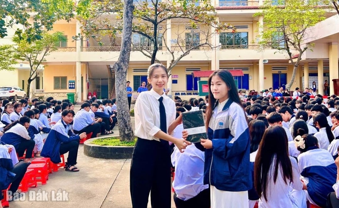 Pelajar Sekolah Menengah Ea Sup turut serta menjawab soalan dan menerima hadiah daripada Jawatankuasa Pengelola program.